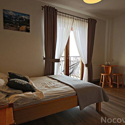 Camera dubla cu vedere spre munte