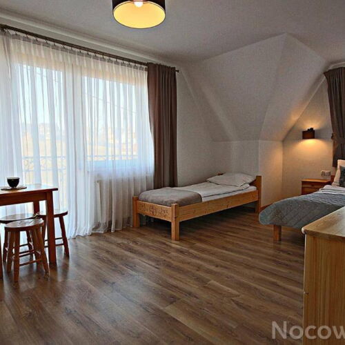 Camera tripla familial(ă)