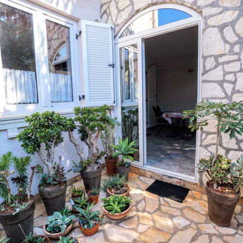 Apartament la parter cu aer condiționat cu 2 camere pentru 4 pers.