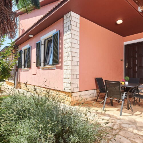 Apartament la parter cu aer condiționat cu 2 camere pentru 4 pers.