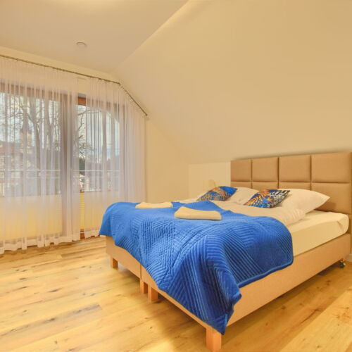 Apartament 4-osobowy na piętrze z balkonem z 2 pomieszczeniami sypialnianymi