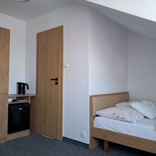 Camera tripla cu duș cu grădină