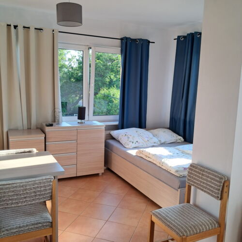 Camera cvadrupla cu duș cu grădină