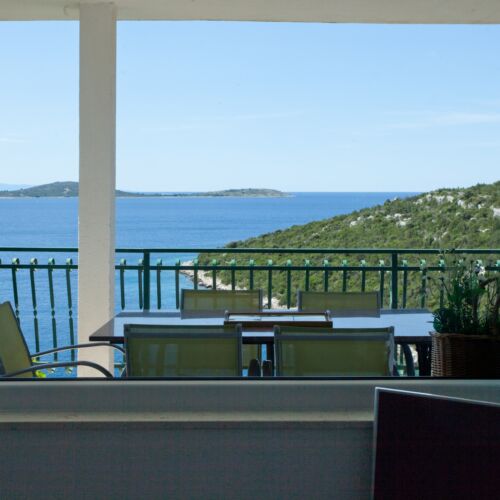 Sea View 3-Room Air Conditioned Apartment for 6 Persons A-17122-b