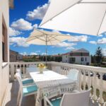 Apartman s klimatizací s terasou pro 7 os. se 3 ložnicemi A-20637-a