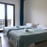 Apartman s klimatizací pro 10 os. se 4 ložnicemi s výhledem na moře A-20850-d