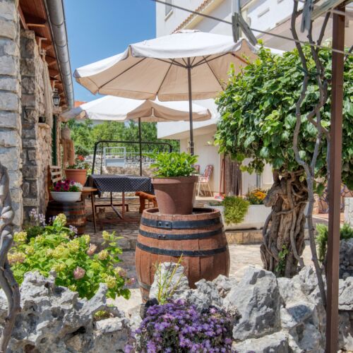 Apartament 6-osobowy z klimatyzacją z tarasem z 2 pomieszczeniami sypialnianymi A-21008-a