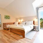 Apartament 4-osobowy z klimatyzacją z balkonem z 1 pomieszczeniem sypialnianym AS-21121-a