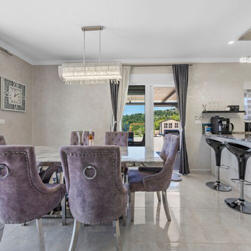 Apartament cu aer condiționat cu terasă cu 3 camere pentru 6 pers. K-21484