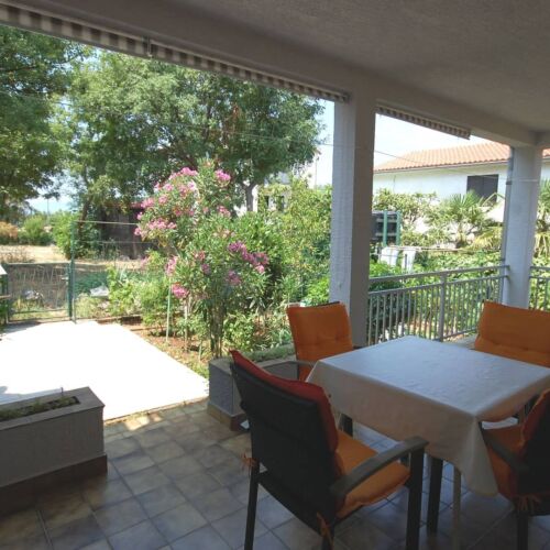 Apartament 5-osobowy z klimatyzacją z tarasem z 2 pomieszczeniami sypialnianymi A-21771-a