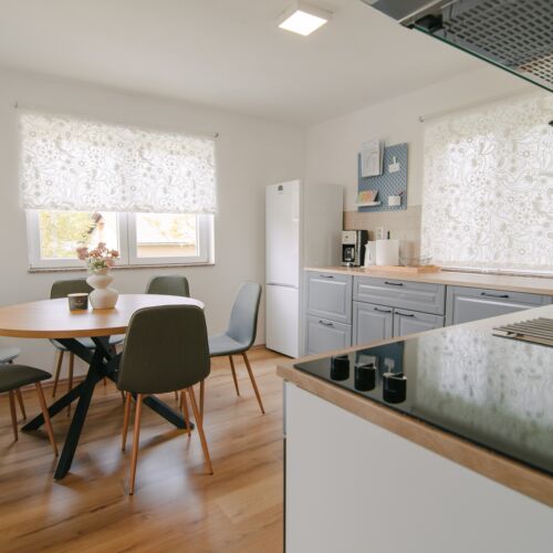 Apartament 6-osobowy z klimatyzacją z balkonem z 3 pomieszczeniami sypialnianymi K-21998