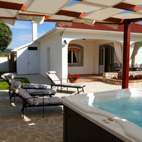 Apartman s klimatizací s terasou pro 8 os. se 3 ložnicemi K-22081