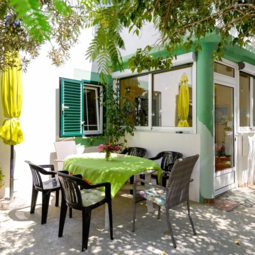 Apartament 4-osobowy z klimatyzacją z tarasem z 2 pomieszczeniami sypialnianymi A-22208-b