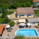 Apartman s klimatizací s terasou pro 8 os. s 5 ložnicemi K-22273