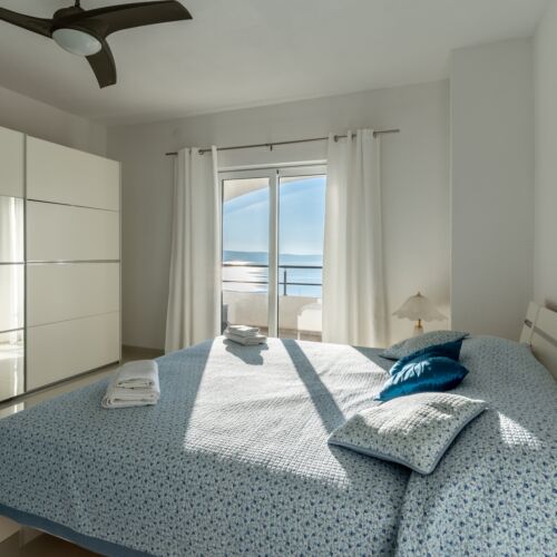 Apartman s klimatizací pro 12 os. se 6 ložnicemi s výhledem na moře K-22284