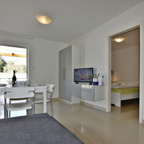 Apartman s klimatizací s terasou pro 4 os. s 1 ložnicí A-22658-a