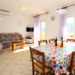 Klimatiziran Mali balkon apartman za 6 osoba(e) sa 3 spavaće(om) sobe(om) A-22725-d