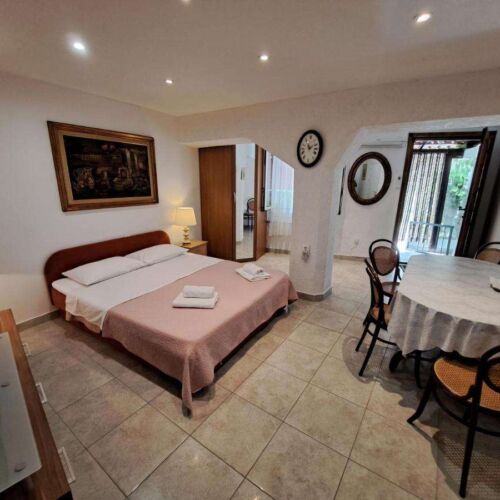 Apartament 3-osobowy z klimatyzacją z tarasem z 1 pomieszczeniem sypialnianym A-22861-a