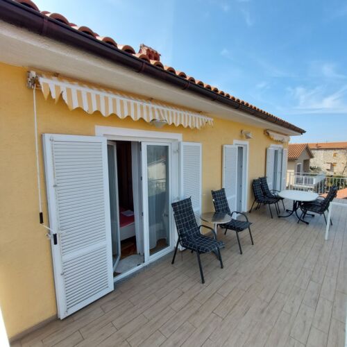 Apartman s klimatizací s terasou pro 4 os. se 2 ložnicemi A-22892-a