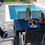 Apartman s klimatizací s terasou pro 8 os. se 3 ložnicemi K-23021