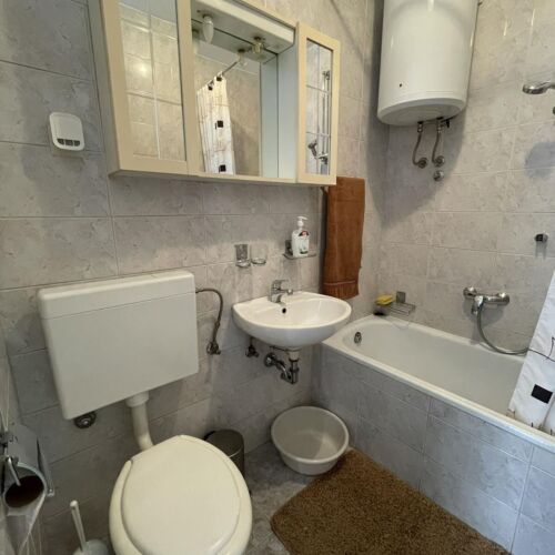 Apartament cu aer condiționat cu vedere spre mare cu 2 camere pentru 4 pers.