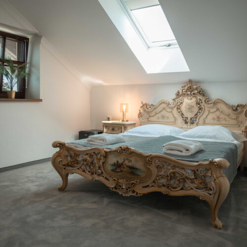 Camera dubla la mansardă cu duș