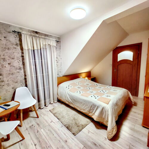 Pokój 2-osobowy z łazienką z widokiem na ogród