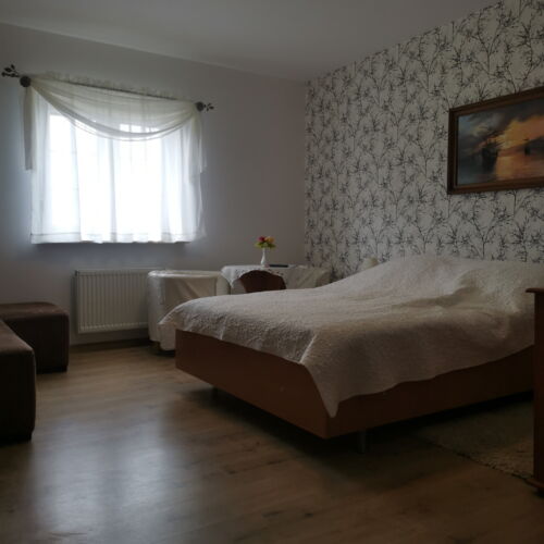 Pokój 4-osobowy z łazienką z widokiem na ogród