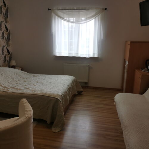 Pokój 3-osobowy z łazienką z widokiem na ogród