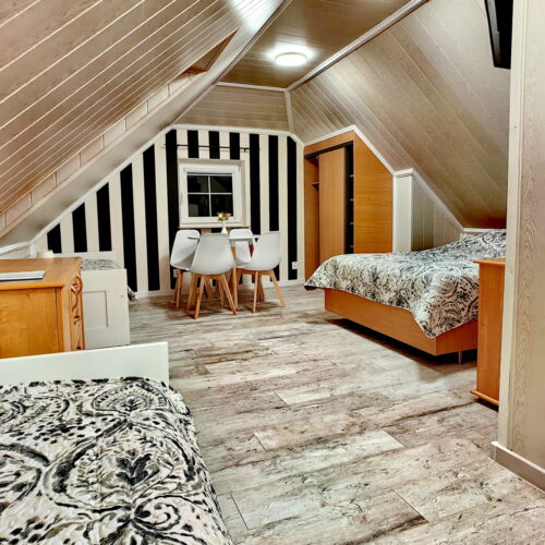 Pokój 4-osobowy z łazienką z widokiem na ogród