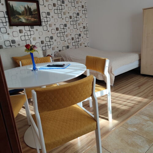 Pokój 4-osobowy z aneksem kuchennym z widokiem na ogród