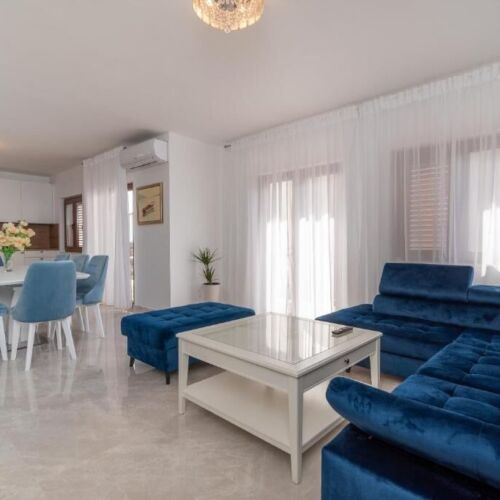 Apartament cu aer condiționat cu vedere spre mare cu 3 camere pentru 6 pers.