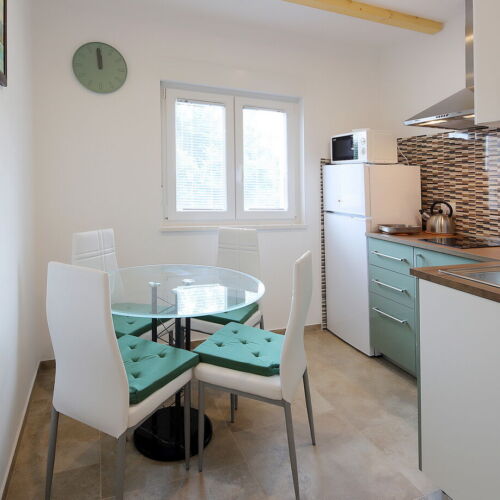 Apartament la etaj cu aer condiționat cu 2 camere pentru 4 pers.