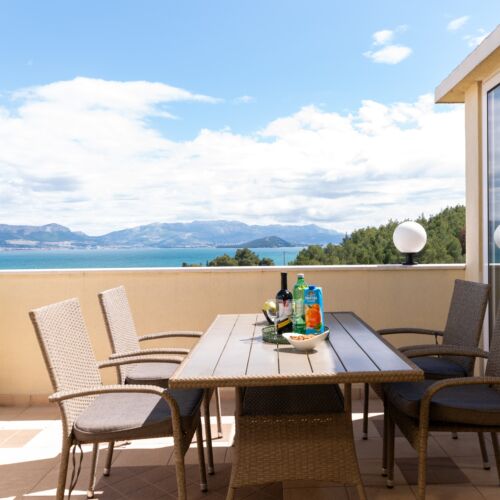 Apartament cu aer condiționat cu vedere spre mare cu 2 camere pentru 5 pers. A-5158-c