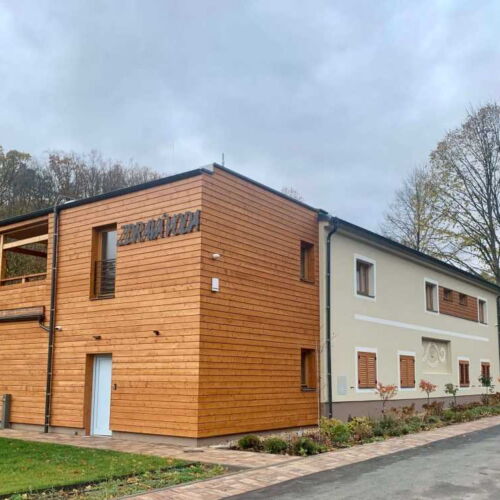 Pokoj se sprchou s privátní koupelnou mimo apartmán pro 2 os. (s možností přistýlky)