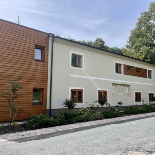 Pokoj se sprchou s privátní koupelnou mimo apartmán pro 2 os. (s možností přistýlky)