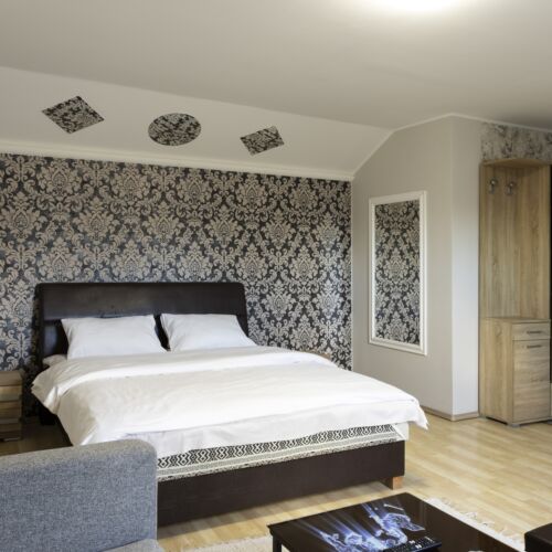 Dreibettzimmer im Dachgeschoss mit Aussicht auf den Hof