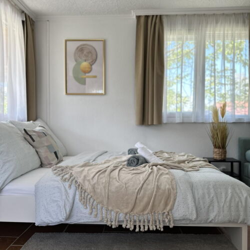 Domek letniskowy 2-osobowy Przyjemny wystrój wnętrz z widokiem na ogród (możliwa dostawka)