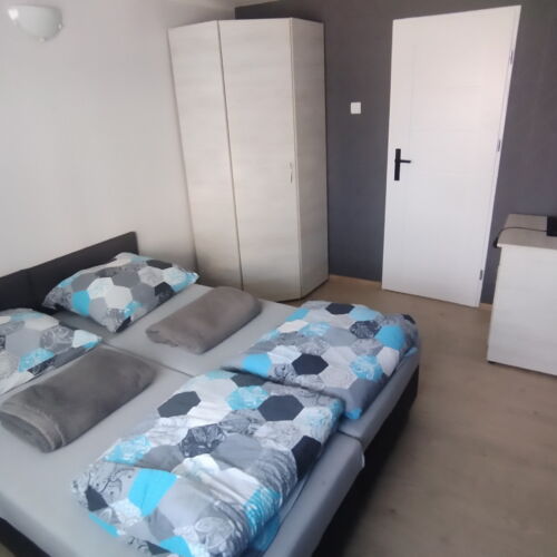 Pokoj s manželskou postelí