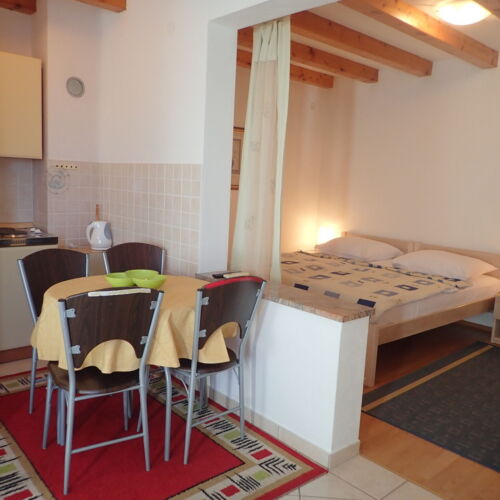 Apartament la etaj cu aer condiționat cu 1 camera pentru 4 pers.