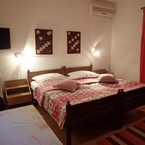 Camera cvadrupla la etaj cu aer condiționat