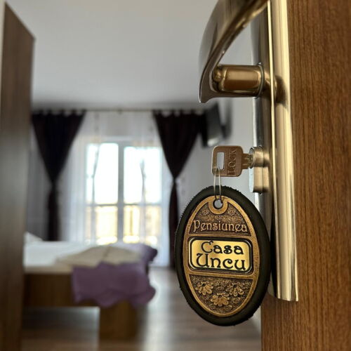 Camera dubla la etaj cu vedere spre lac (se poate solicita pat suplimentar)