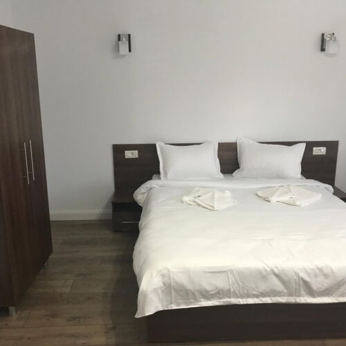 Camera tripla la parter