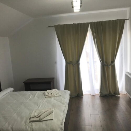 Camera dubla deluxe la etaj