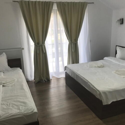 Camera tripla deluxe la etaj