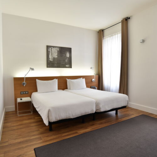 Camera cvadrupla familial(ă) comunicantă