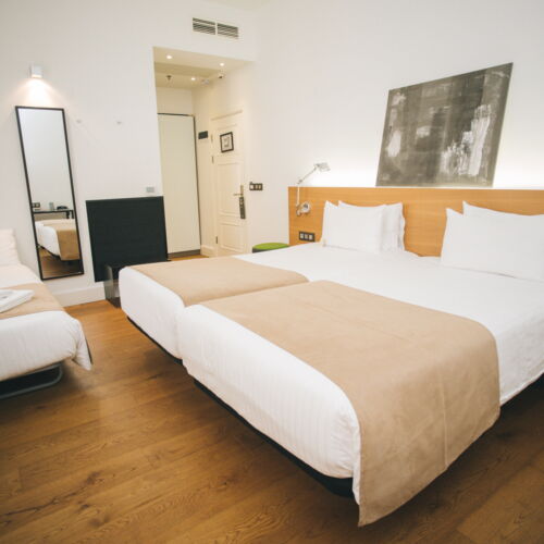 Camera tripla la etaj cu aer condiționat