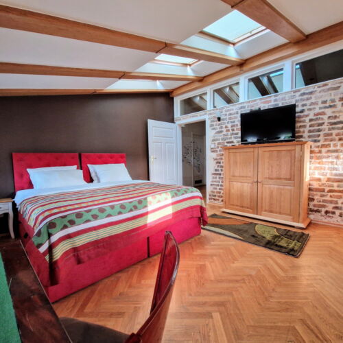 Apartament 5-osobowy na poddaszu Przyjazny podróżom rodzinnym z 2 pomieszczeniami sypialnianymi (możliwa dostawka)