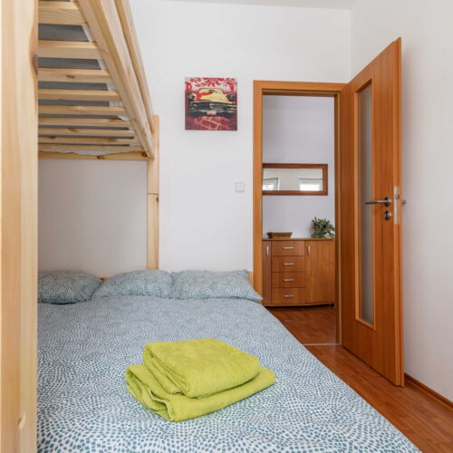 Apartman s vlastní kuchyňkou pro 3 os. s 1 ložnicí s výhledem do zahrady (s možností přistýlky)