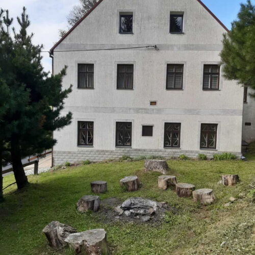 Apartman s terasou pro 5 os. se 2 ložnicemi s výhledem do zahrady (s možností přistýlky)